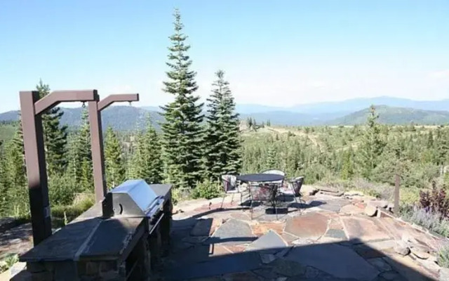 RedAwning Glacier Lodge