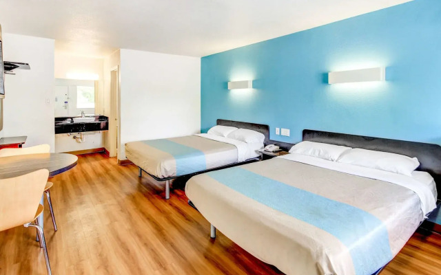 Motel 6 Waco, TX - Lacy Lakeview