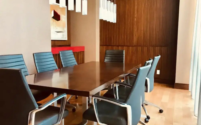 Stunning Suites Luxurious Downtown Condo
