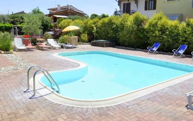 Spacious Apartment With Garden