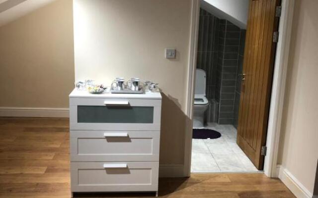 BIG ROOM rusholme WITH TV AND PRIVATE BATHROOM-parking&wifi