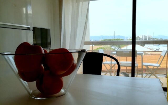 2P Vieil Antibes balcon sur la Marina