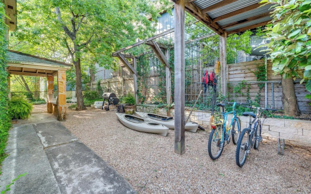 4 Mi to Dtwn: Pet-friendly Austin Studio