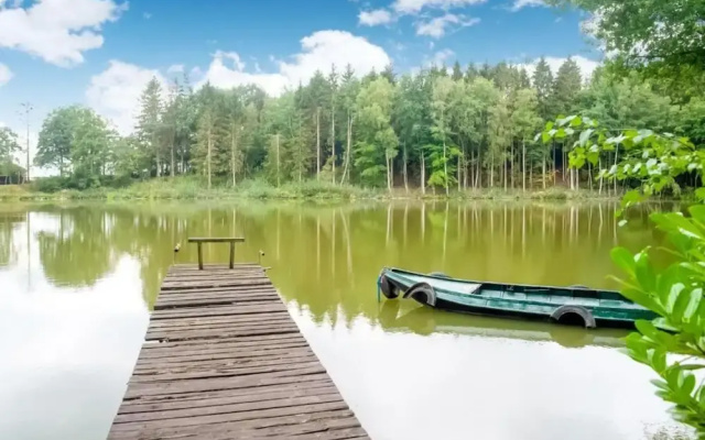 Idyllic Lakeside Cottage