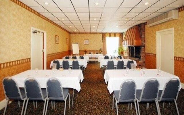 Econo Lodge Inn & Suites