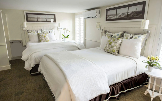 Vineyard Square Hotel & Suites