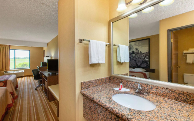 Super 8 by Wyndham Salina I-70