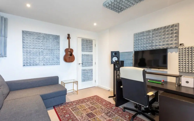 Stunning Brentford Penthouse