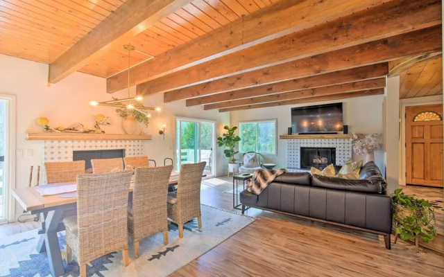Picturesque Cabin: 2 Balconies, Walk to Lake!