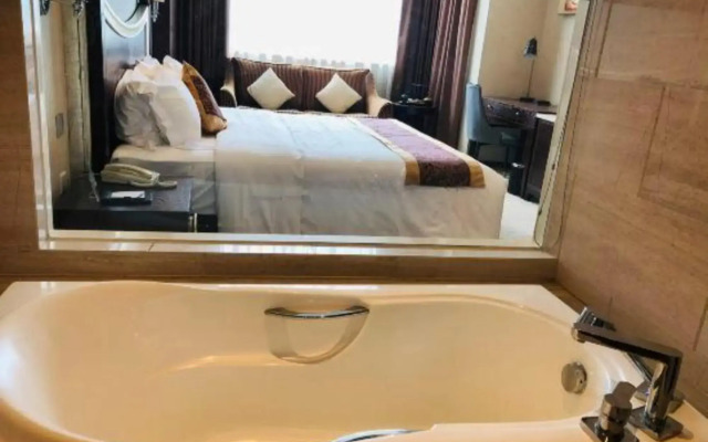 Hejiang Peninsula Hotel