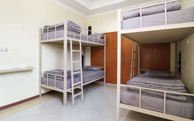 Maharani Guesthouse Tebet Syariah - Hostel
