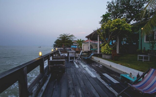 Sight-Seaing At Phala Beach