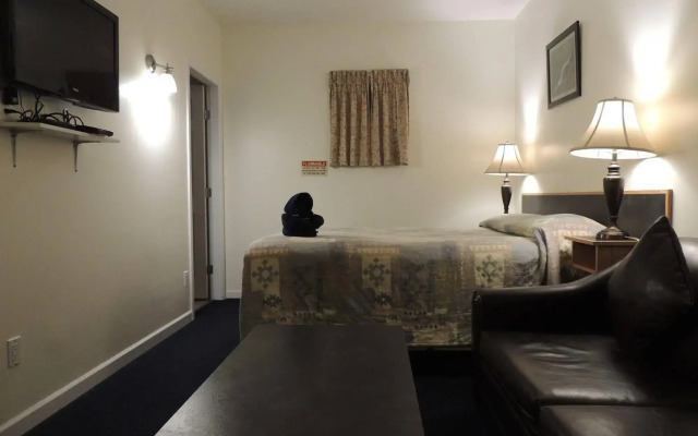 100 Mile Motel & RV Park