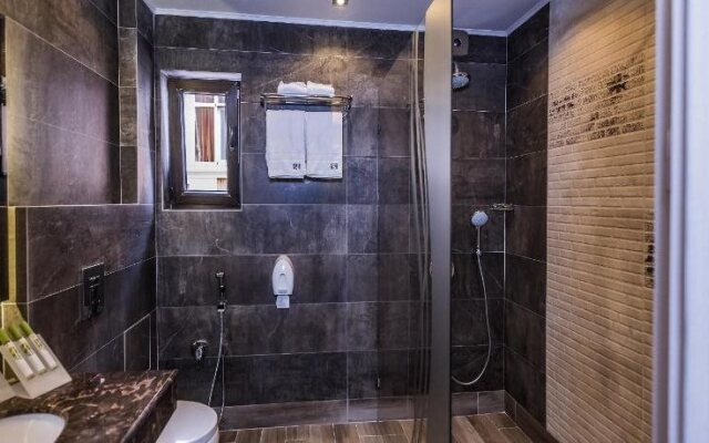 8 1/2 Art Guest House