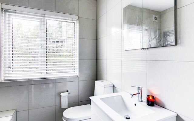 Bright 3 Bedroom Trendy Home by Hampstead
