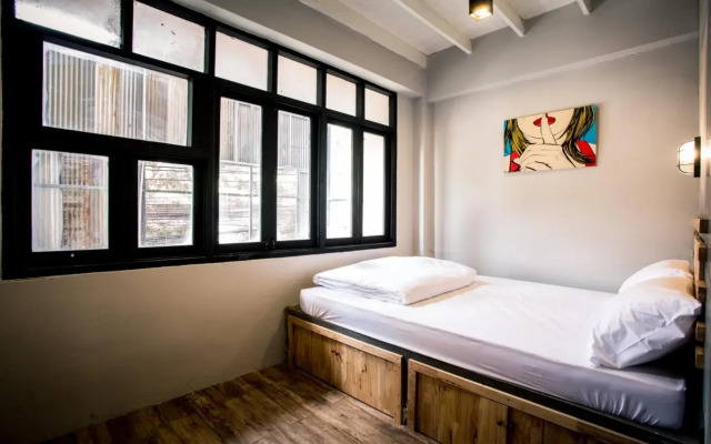 Sleepy Dealer Hostel Bar