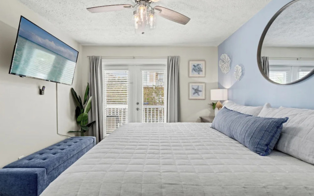 Escape to Sand Dollar Holler: Coastal Retreat, 3 Beds, 2.5 Baths, Sleeps 10!