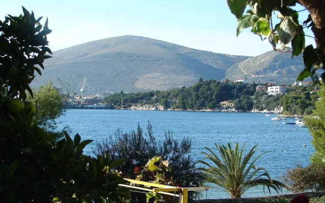 Laura - 20m From the sea - A4