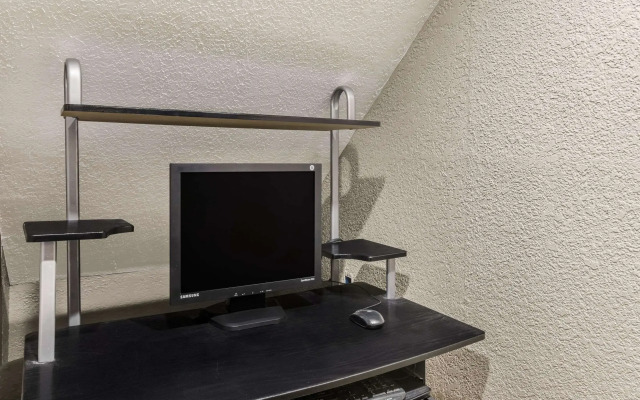 Econo Lodge Madison East