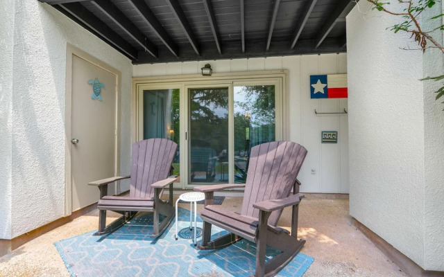 Charming Lakeside Condo - Moments to Lake Fun