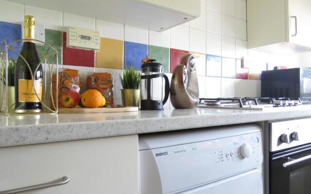 Tudors eSuites 3 Bedroom Apartment 6 Beds & Parking