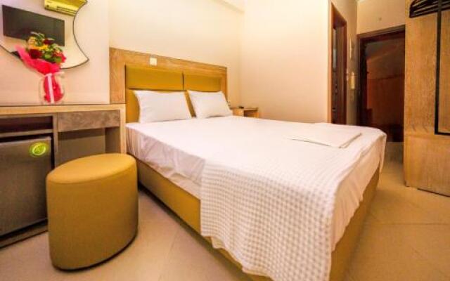 LE MONDE Apartments