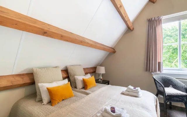 Authentic Mansion in Deil near Lake