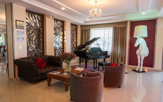 Quindeloma Art Hotel And Gallery