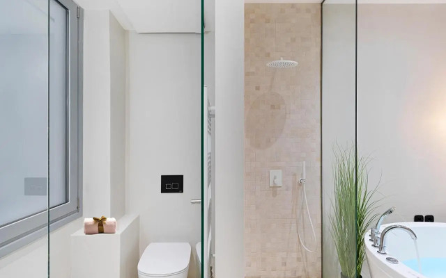 5 star lux suite in Kolonaki.