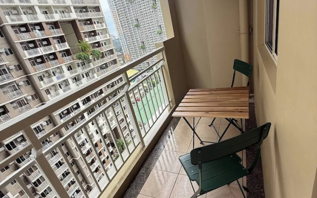 Aesthetic Cozy Apartment Condo With Pool Balcony & Deck