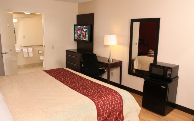 Red Roof Inn PLUS+ Philadelphia Airport - Image 7