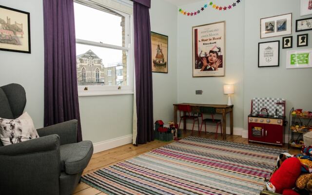 3 Bedroom Family Home Sleeps 6 in Camden