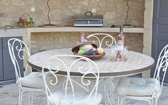 Luxurious Villa in Aix-en-Provence with Jacuzzi