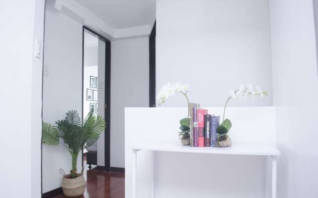 Decorated Duplex Apartment @ BGC