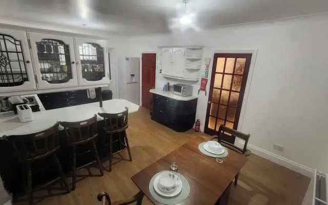 Charming Luton Home for Families & Business Stays