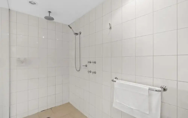 Spacious St Kilda Escape - Parking and City Views