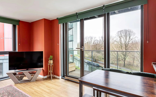 Vibrant and Modern Apartment With Canal Views