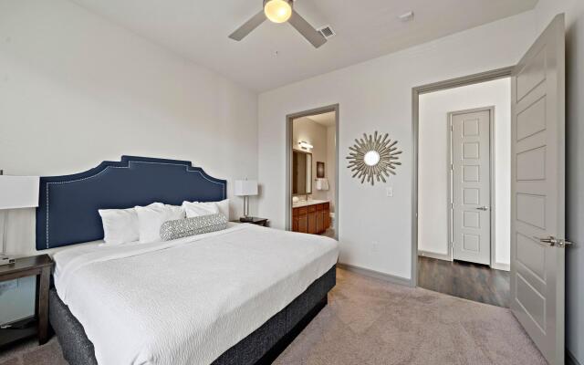 Deep Cleaned Modern 2BR Apt Downtown Location