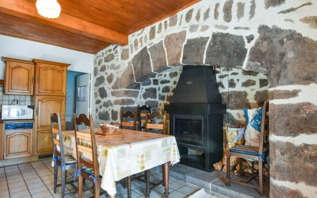 Spacious Holiday Home near Forest in Auvergne