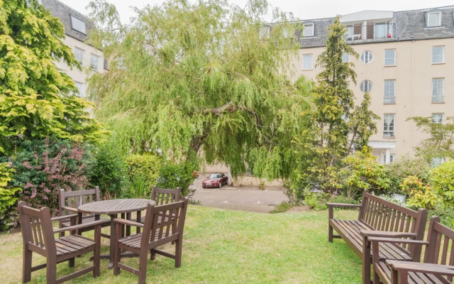 Stunning 2 bed near Haymarket with pool