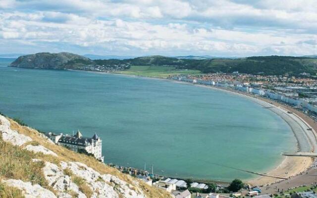 Coastal Gem Apartment by Seaside Llandudno