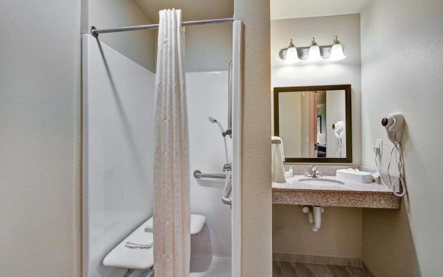 Cobblestone Hotel & Suites – Pulaski/Green Bay