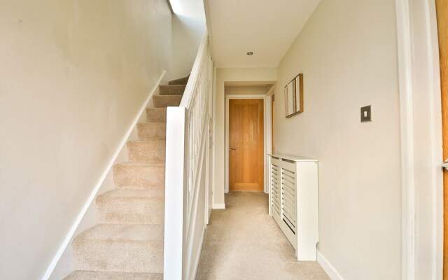 Bright & Airy 3-Bed with Parking