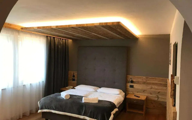 Arnica Mountain Hotel