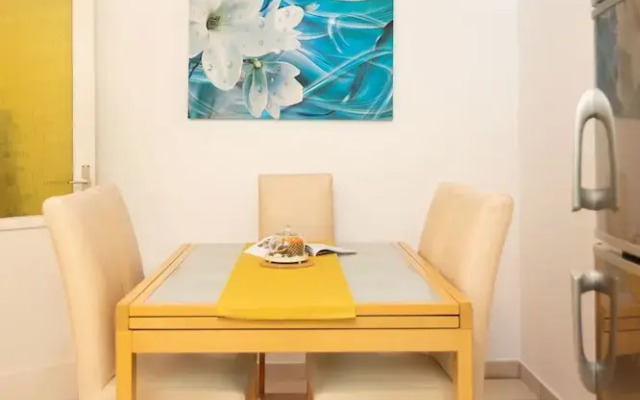 Bright 2bdr Apartment With a Balcony