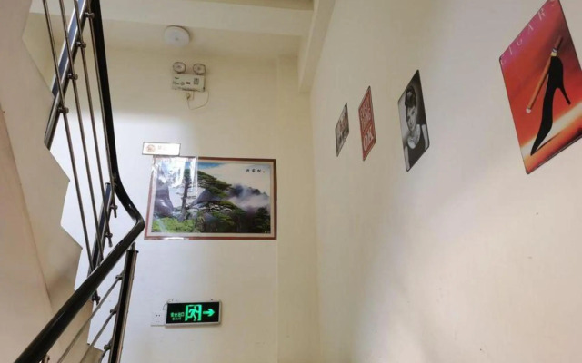 Yiliang Yuwang Theme Hotel