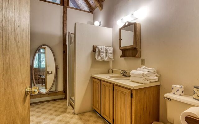 Valhalla - Private Rustic Getaway 2 Bedroom Cabin by RedAwning