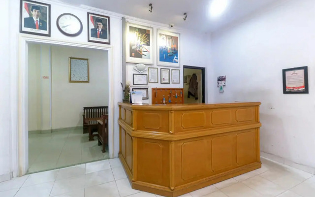 RedDoorz Plus near WTC Batanghari Mall