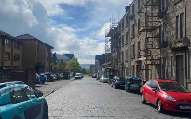 Dundee - 1 Bed - Sleeps 4 - Free Parking