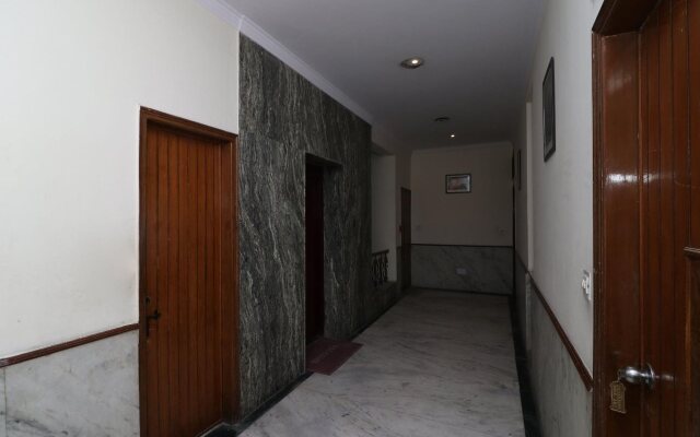 OYO 12419 Hotel Silver Shine
